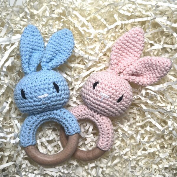 Ropotuljica zajcek modra in roza_1000x1000 Ropotuljica zajček - Darilo ob rojstvu